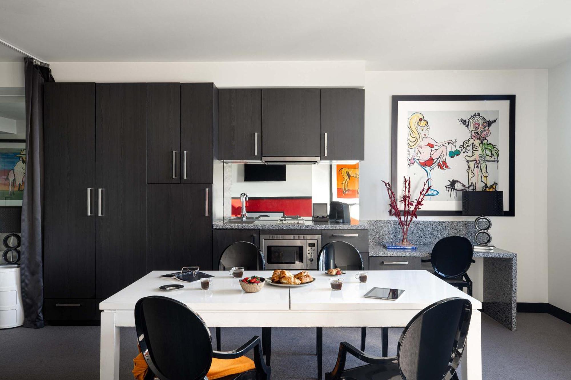 The Cullen Melbourne - Art Series Extérieur photo A kitchen in a typical apartment at The Standard East Village