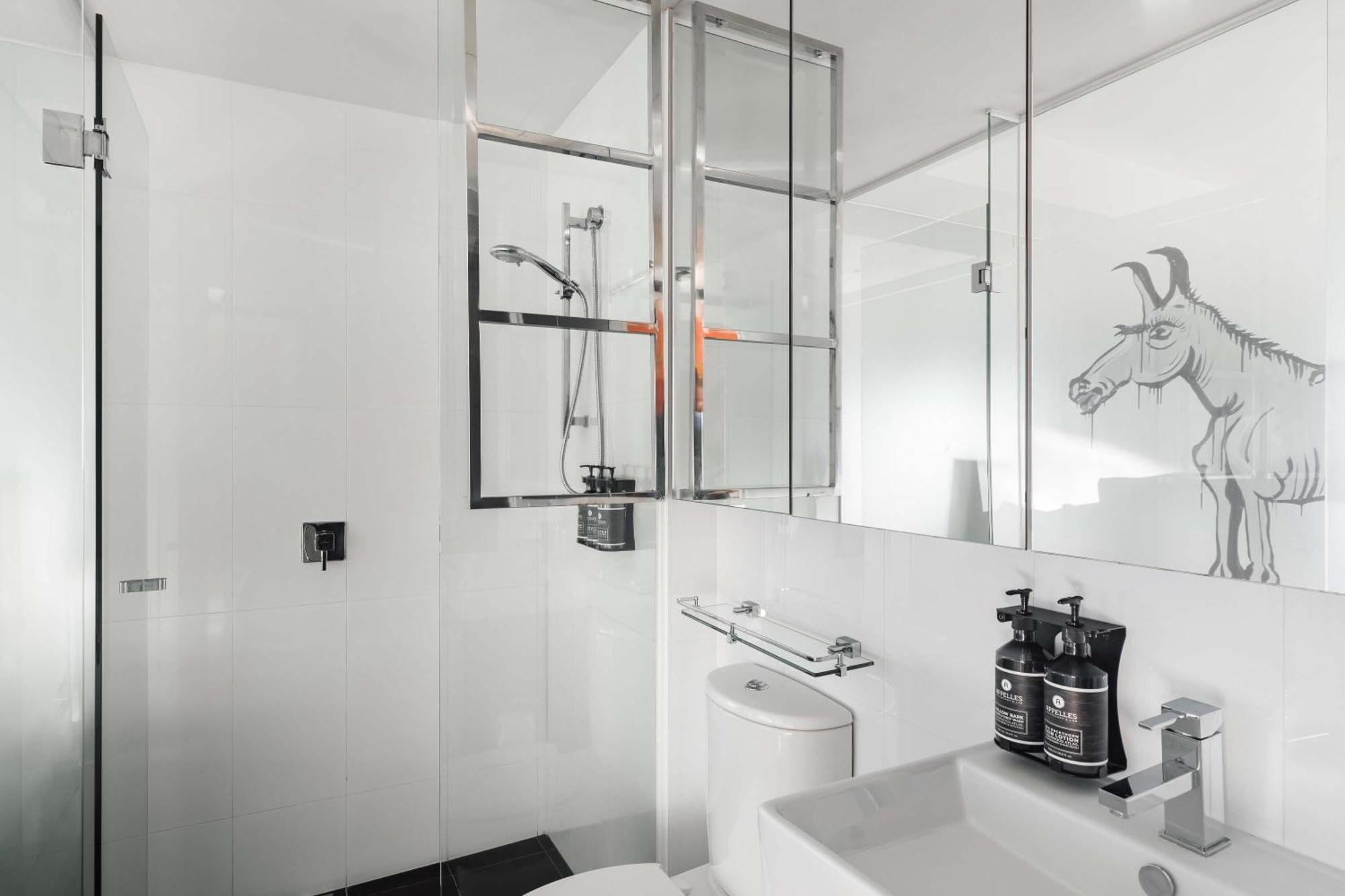 The Cullen Melbourne - Art Series Extérieur photo A shower cubicle