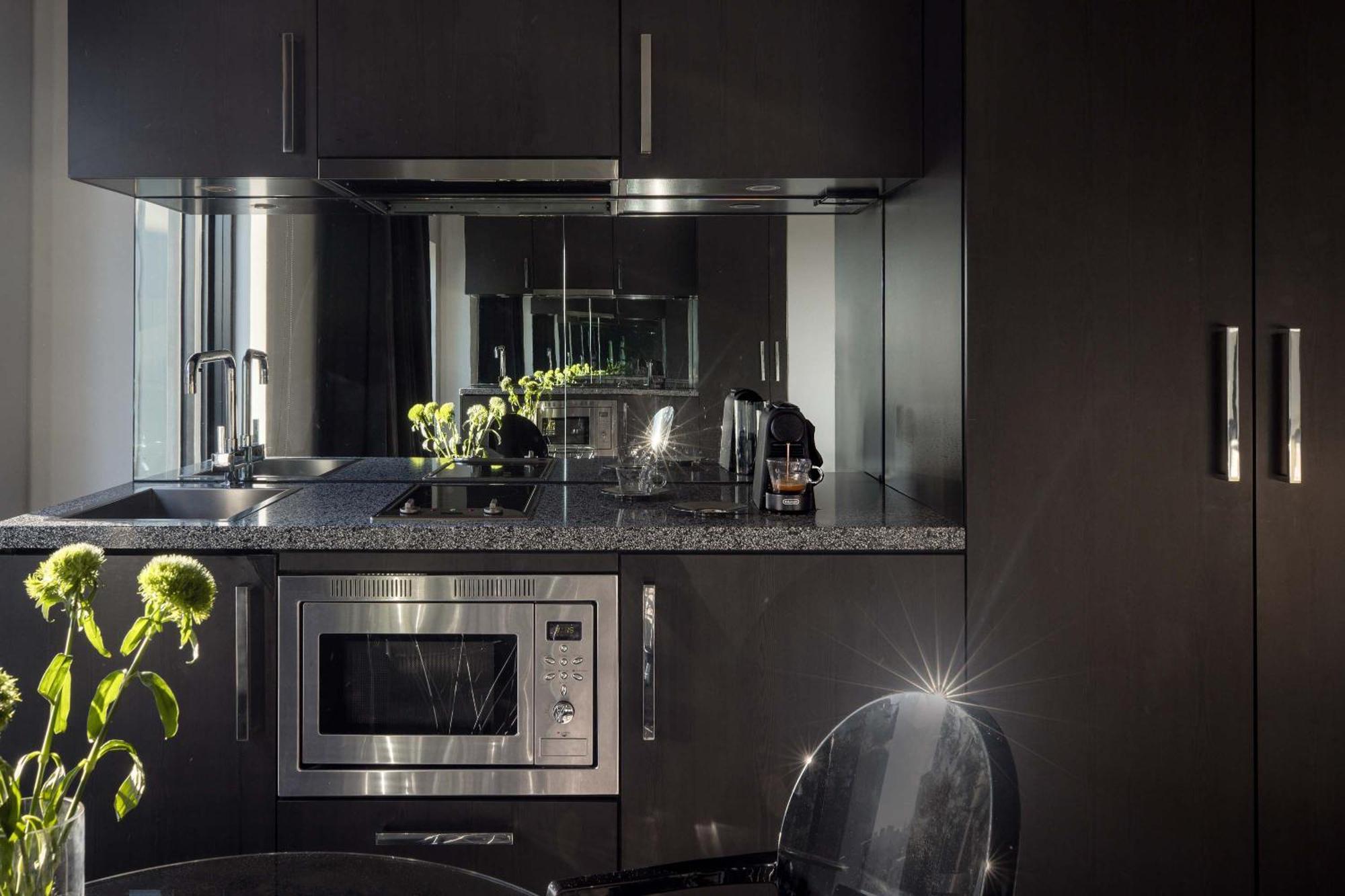 The Cullen Melbourne - Art Series Extérieur photo A kitchen with a black high gloss finish
